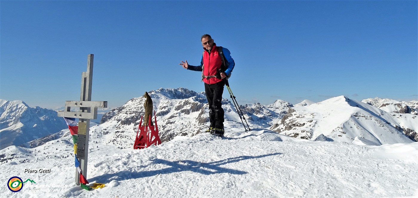 59 In vetta  al Sodadura (2011 m) con vista in Grignone. Zuccone Campelli, Cima di Piazzo.JPG -                                